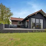 Lovely Holiday Home in Kattendijke with Garden