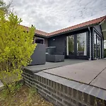 Lovely Holiday Home in Kattendijke with Garden