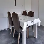 Lovely Holiday Home in Kattendijke with Garden